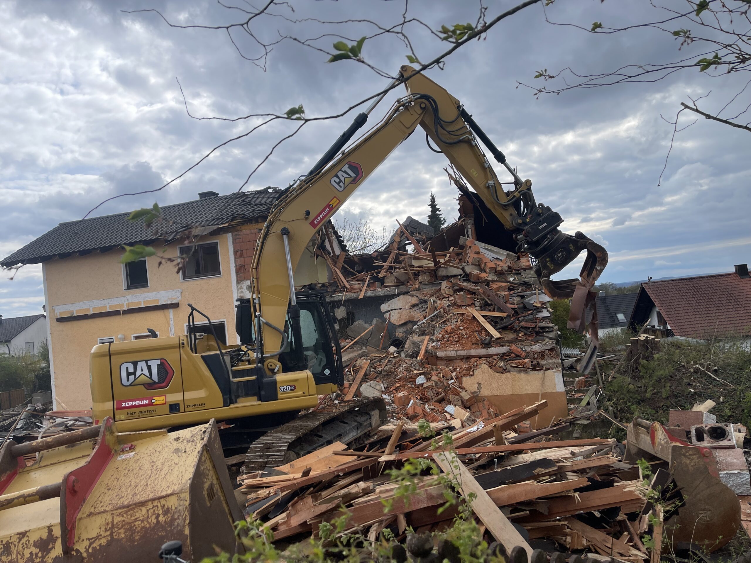 Bagger bei Rückbauarbeiten