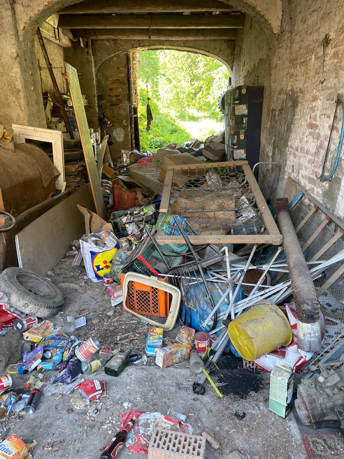 Sperrmüll und Reifen im Container